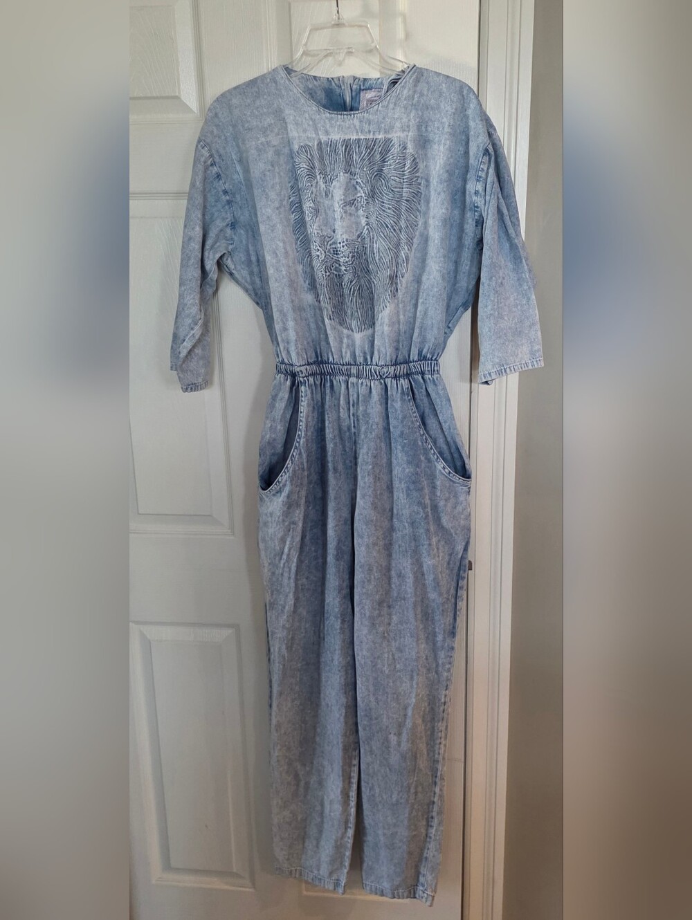 Vtg. 90s Colours Women's Light Blue Acid-Wash Denim Jumpsuit Dress Lion Motif 10